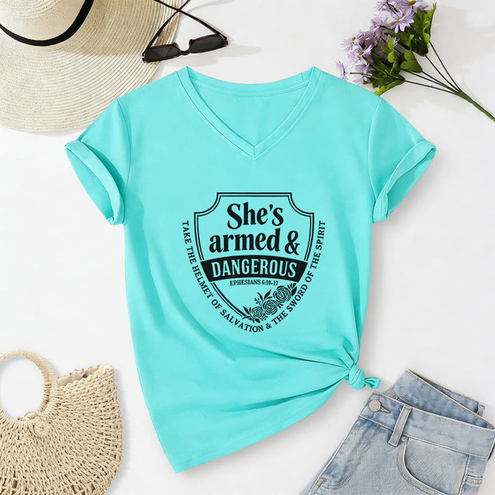 Christianartworkshop Maglietta casual con scollo a V "She's Armed & Dangerous" - Blu celeste - 2XL - image 10
