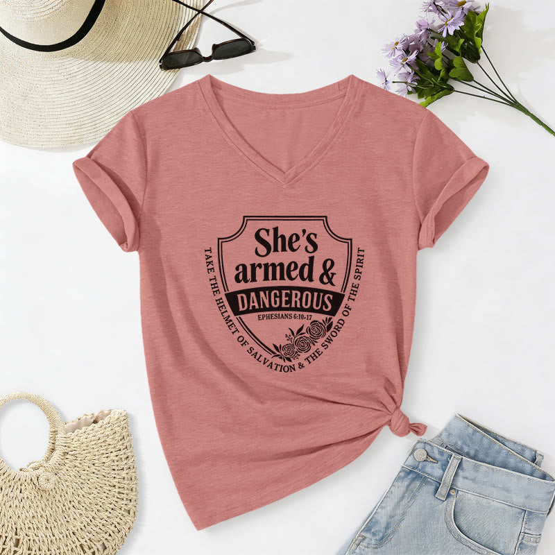 Christianartworkshop Maglietta casual con scollo a V "She's Armed & Dangerous" - Rosa chiaro - 2XL - image 12