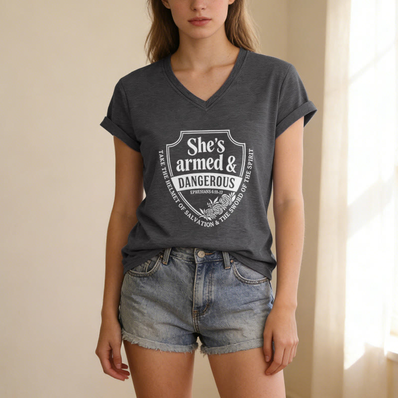 Christianartworkshop Maglietta casual con scollo a V "She's Armed & Dangerous" - image 21