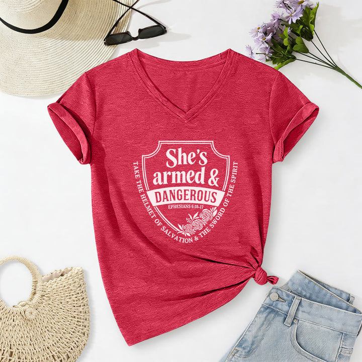 Christianartworkshop Maglietta casual con scollo a V "She's Armed & Dangerous" - Rosso - 2XL - image 22