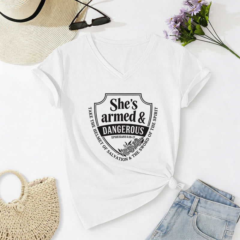 Christianartworkshop Maglietta casual con scollo a V "She's Armed & Dangerous" - Bianco - 2XL - image 4