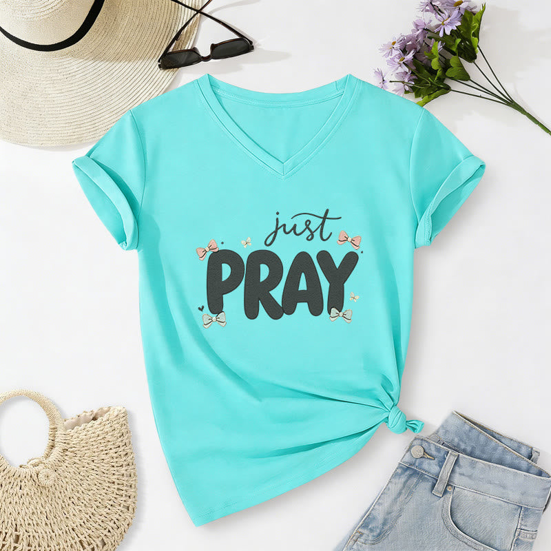 Christianartworkshop Maglietta casual con scollo a V Just PRAY - Blu celeste - 2XL - image 10
