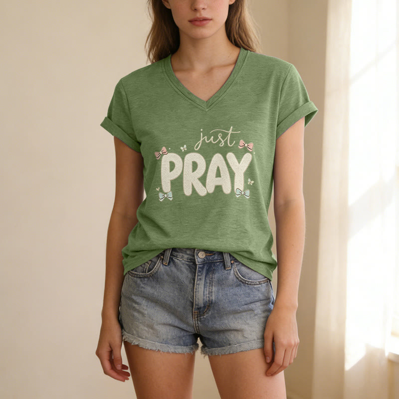 Christianartworkshop Maglietta casual con scollo a V Just PRAY - image 3