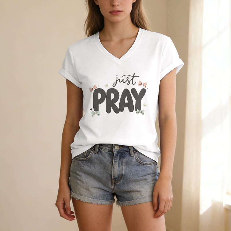 Christianartworkshop Maglietta casual con scollo a V Just PRAY - image 5
