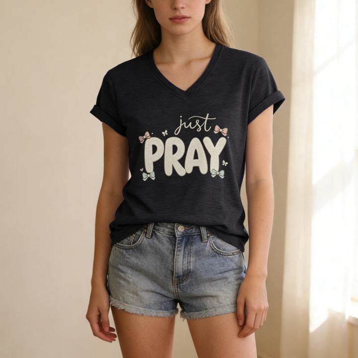 Christianartworkshop Maglietta casual con scollo a V Just PRAY - image 15