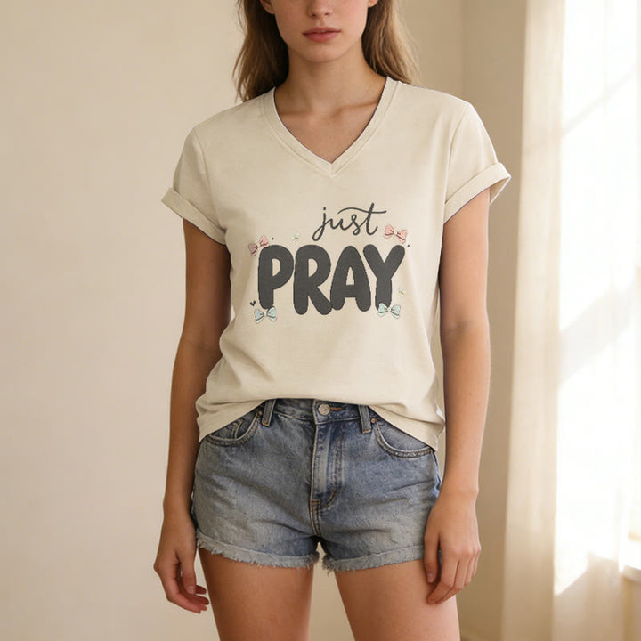 Christianartworkshop Maglietta casual con scollo a V Just PRAY - image 7