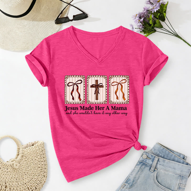 Christianartworkshop Maglietta casual con scollo a V "Jesus Made Her A Mama" - Rosa - 2XL - image 24
