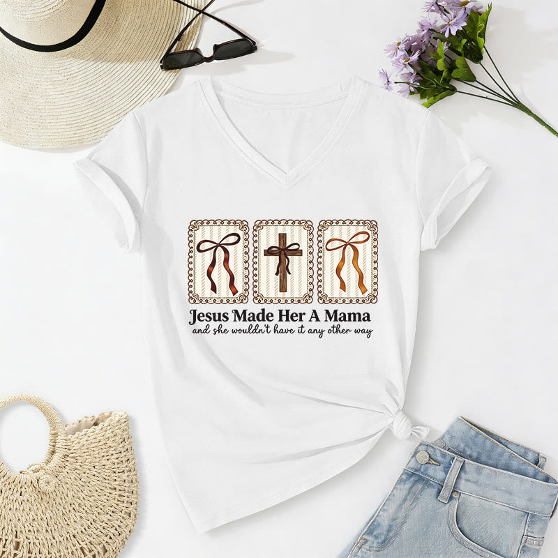 Christianartworkshop Maglietta casual con scollo a V "Jesus Made Her A Mama" - Bianco - 2XL - image 0