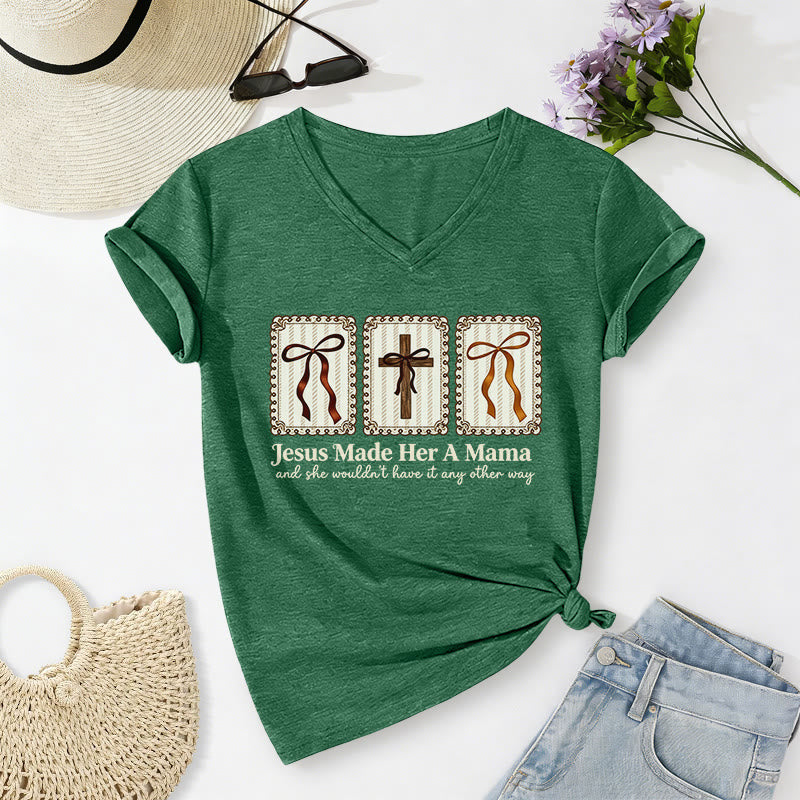 Christianartworkshop Maglietta casual con scollo a V "Jesus Made Her A Mama" - Verde scuro - 2XL - image 14