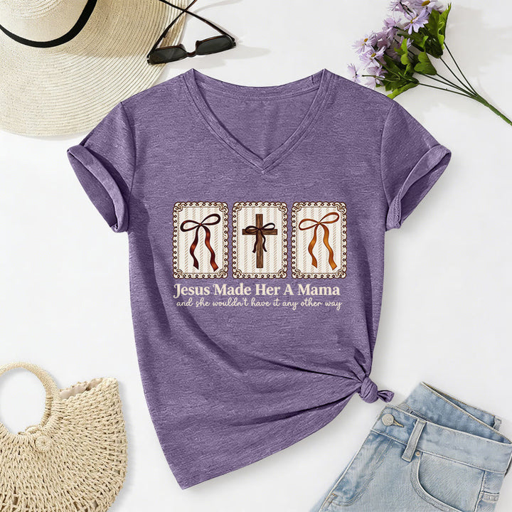 Christianartworkshop Maglietta casual con scollo a V "Jesus Made Her A Mama" - Viola - 2XL - image 16