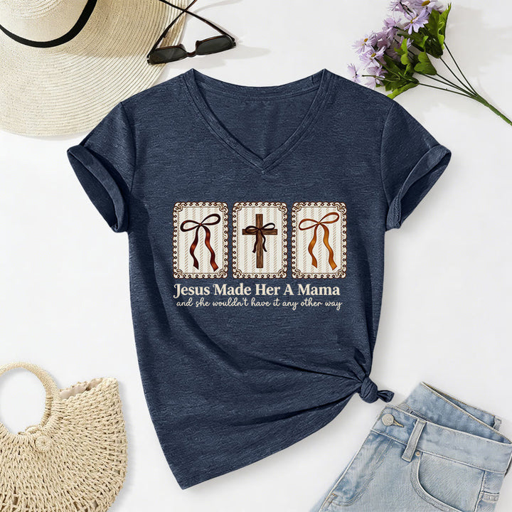 Christianartworkshop Maglietta casual con scollo a V "Jesus Made Her A Mama" - Blu navy - 2XL - image 18