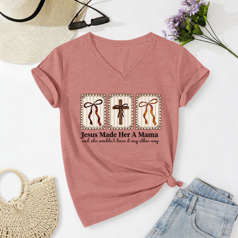 Christianartworkshop Maglietta casual con scollo a V "Jesus Made Her A Mama" - Rosa chiaro - 2XL - image 10