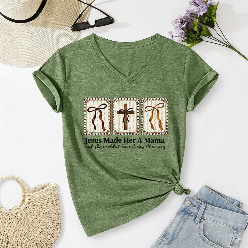 Christianartworkshop Maglietta casual con scollo a V "Jesus Made Her A Mama" - Verde oliva - 2XL - image 2