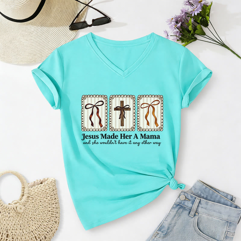 Christianartworkshop Maglietta casual con scollo a V "Jesus Made Her A Mama" - Blu celeste - 2XL - image 8