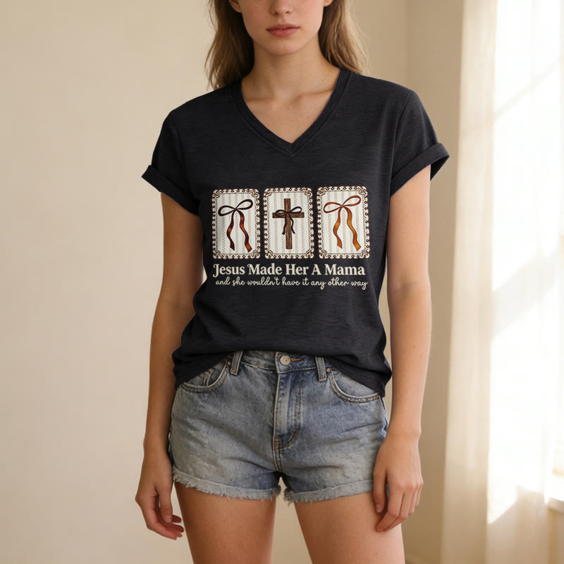 Christianartworkshop Maglietta casual con scollo a V "Jesus Made Her A Mama" - image 13