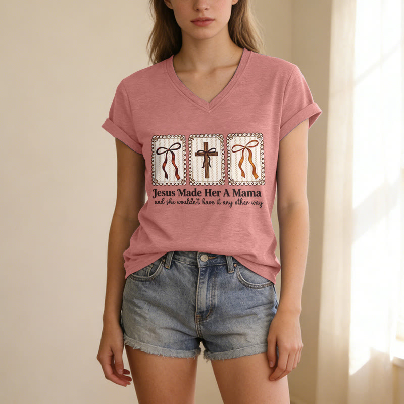 Christianartworkshop Maglietta casual con scollo a V "Jesus Made Her A Mama" - image 11
