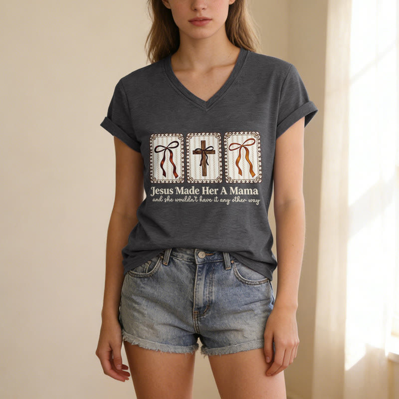 Christianartworkshop Maglietta casual con scollo a V "Jesus Made Her A Mama" - image 21
