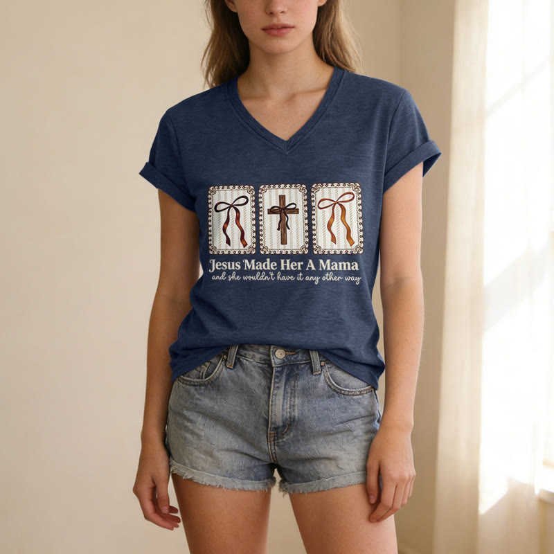 Christianartworkshop Maglietta casual con scollo a V "Jesus Made Her A Mama" - image 19