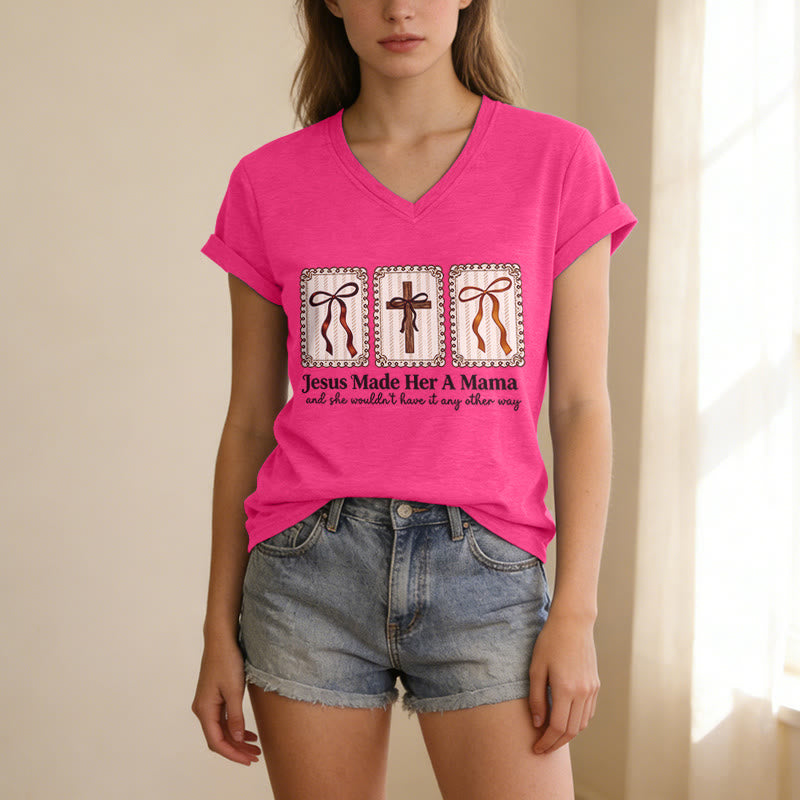 Christianartworkshop Maglietta casual con scollo a V "Jesus Made Her A Mama" - image 25