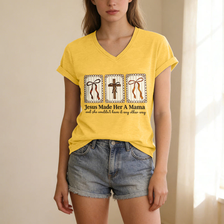 Christianartworkshop Maglietta casual con scollo a V "Jesus Made Her A Mama" - image 7