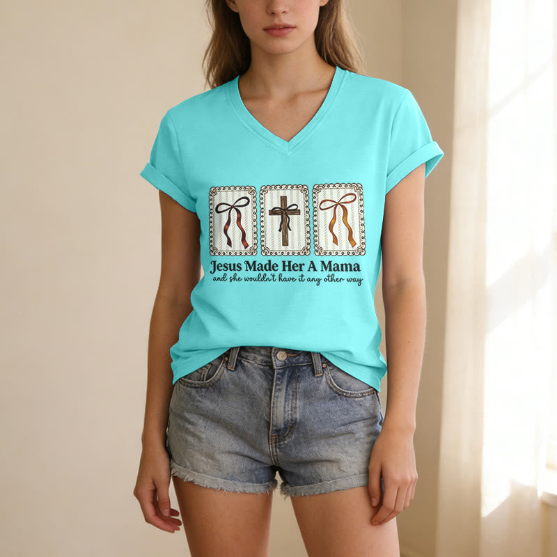 Christianartworkshop Maglietta casual con scollo a V "Jesus Made Her A Mama" - image 9