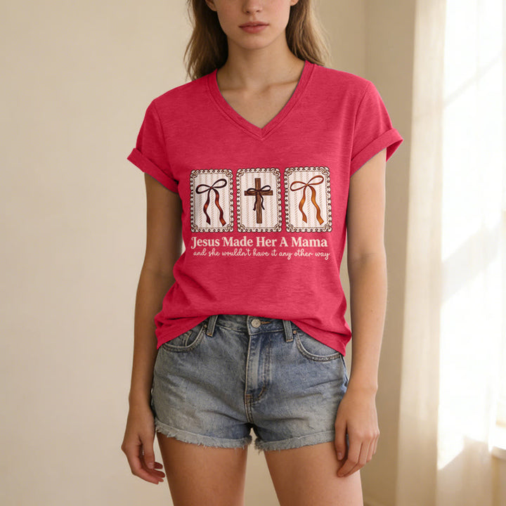 Christianartworkshop Maglietta casual con scollo a V "Jesus Made Her A Mama" - image 23