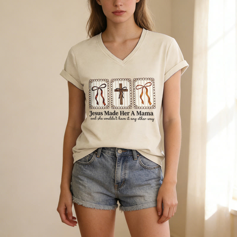 Christianartworkshop Maglietta casual con scollo a V "Jesus Made Her A Mama" - image 5