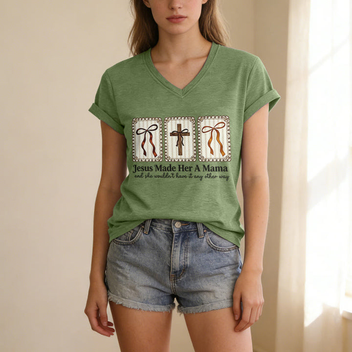 Christianartworkshop Maglietta casual con scollo a V "Jesus Made Her A Mama" - image 3