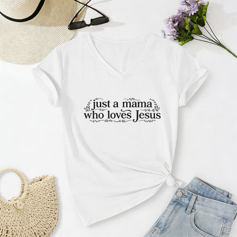 Christianartworkshop Maglietta casual con scollo a V "Just A Mama Who Loves Jesus" - Bianco - 2XL - image 4