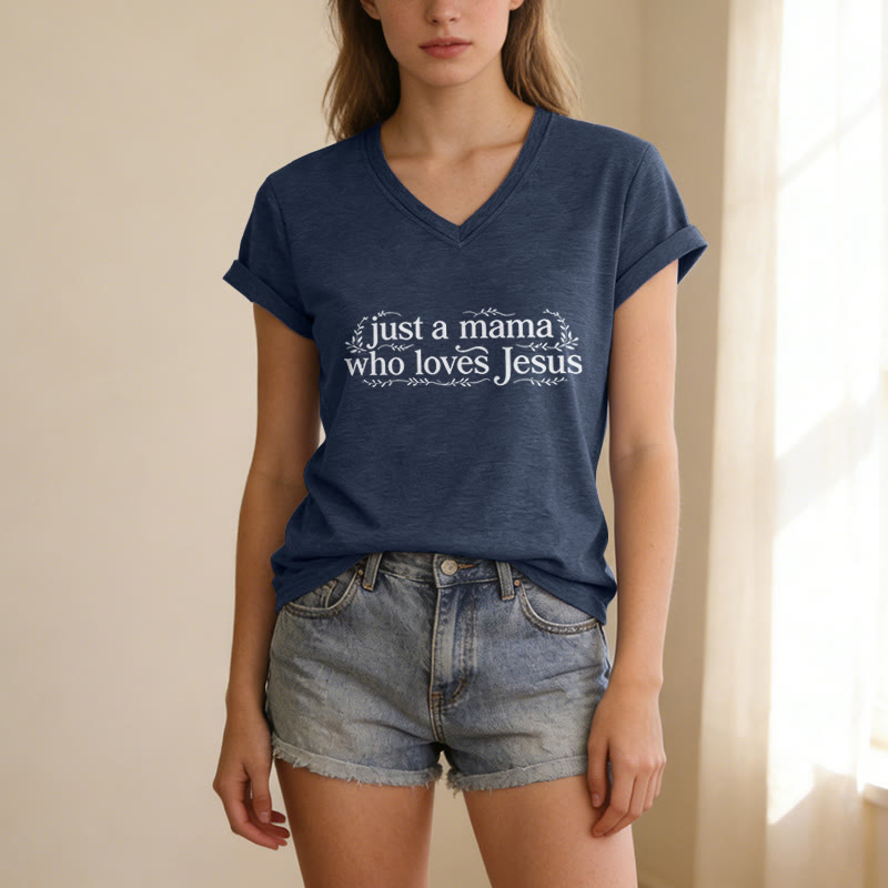 Christianartworkshop Maglietta casual con scollo a V "Just A Mama Who Loves Jesus" - image 19