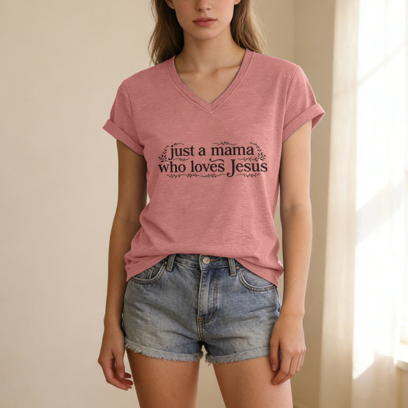 Christianartworkshop Maglietta casual con scollo a V "Just A Mama Who Loves Jesus" - image 1