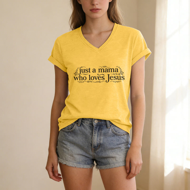Christianartworkshop Maglietta casual con scollo a V "Just A Mama Who Loves Jesus" - image 9