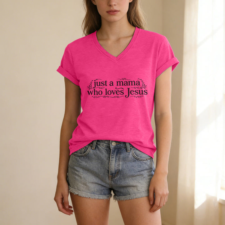 Christianartworkshop Maglietta casual con scollo a V "Just A Mama Who Loves Jesus" - image 25