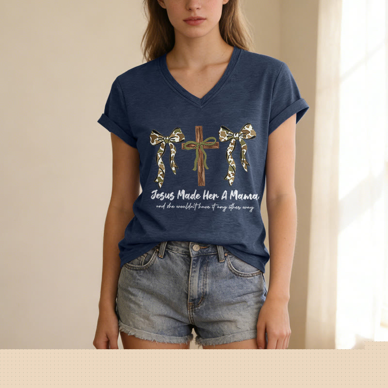 Christianartworkshop Gesù l'ha resa mamma e lei non vorrebbe che fosse diversamente. Maglietta casual con scollo a V. - image 19