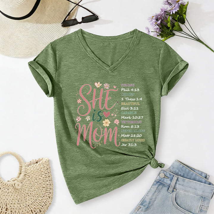 Christianartworkshop T-shirt casual con scollo a V "SHE Is MOM" - Verde oliva - 2XL - image 2