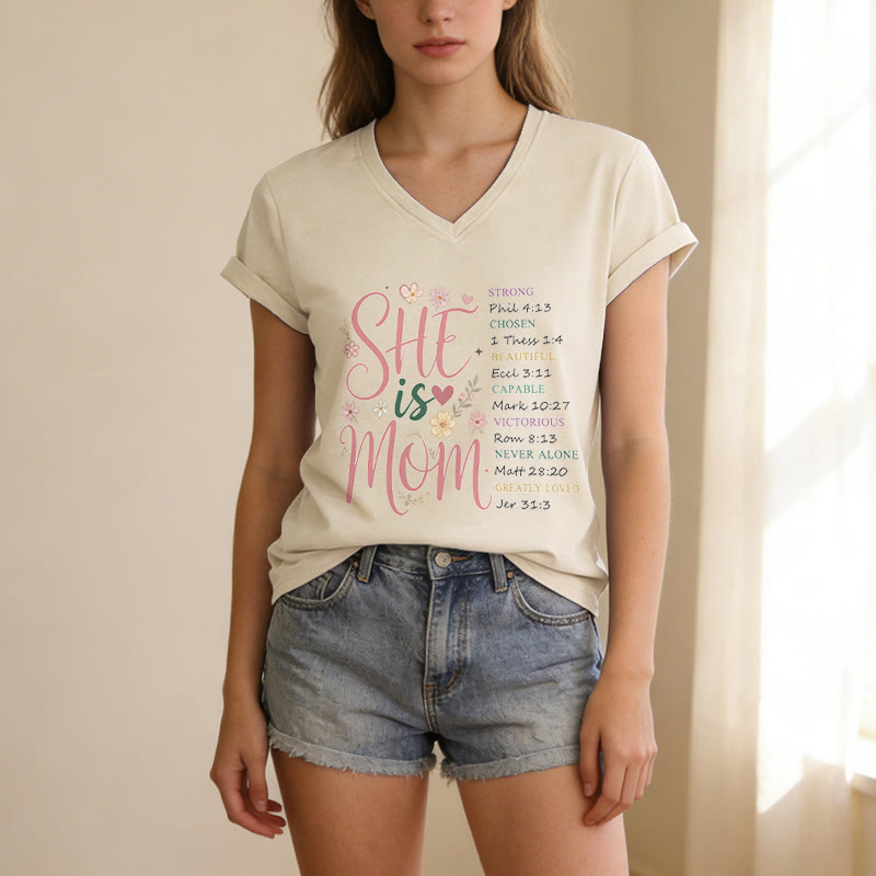 Christianartworkshop T-shirt casual con scollo a V "SHE Is MOM" - image 1