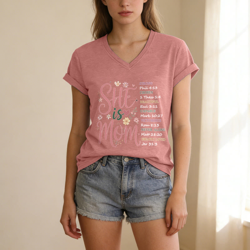 Christianartworkshop T-shirt casual con scollo a V "SHE Is MOM" - image 11