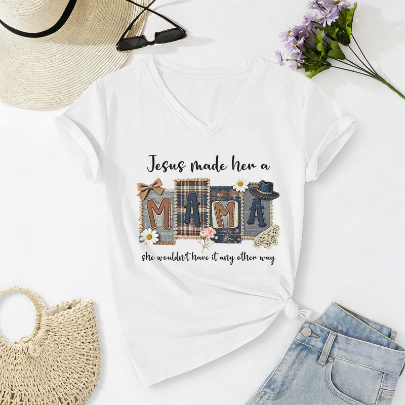 Christianartworkshop T-shirt casual con scollo a V e grafica "Jesus Made Her A Mama" - Bianco - 2XL - image 4