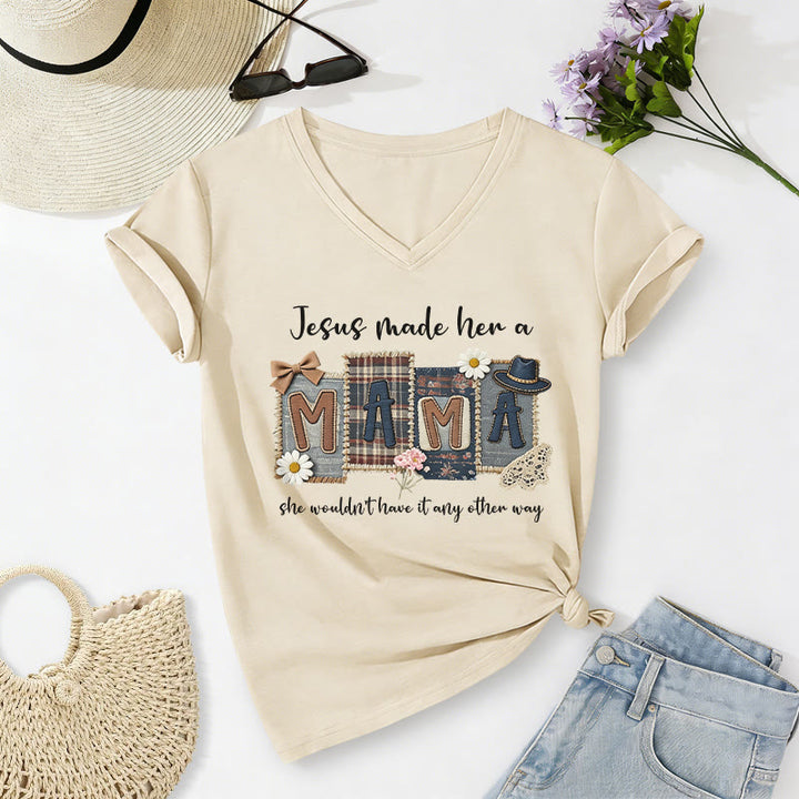 Christianartworkshop T-shirt casual con scollo a V e grafica "Jesus Made Her A Mama" - Beige - 2XL - image 6