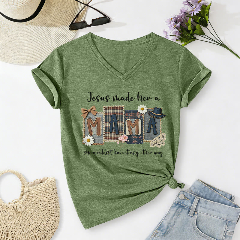 Christianartworkshop T-shirt casual con scollo a V e grafica "Jesus Made Her A Mama" - Verde oliva - 2XL - image 2
