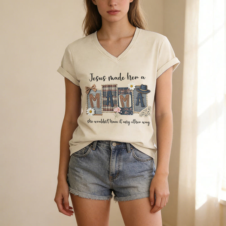 Christianartworkshop T-shirt casual con scollo a V e grafica "Jesus Made Her A Mama" - image 7