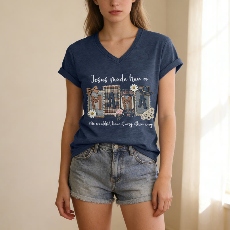Christianartworkshop T-shirt casual con scollo a V e grafica "Jesus Made Her A Mama" - image 1