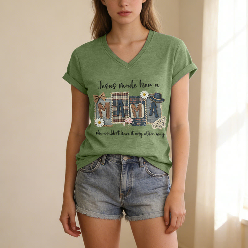 Christianartworkshop T-shirt casual con scollo a V e grafica "Jesus Made Her A Mama" - image 3