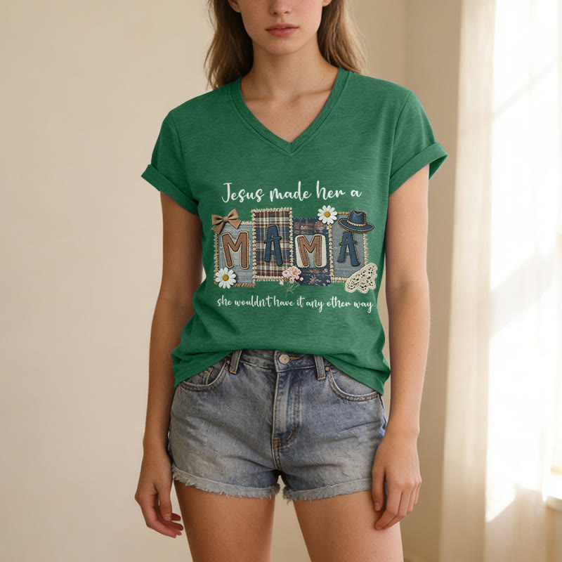 Christianartworkshop T-shirt casual con scollo a V e grafica "Jesus Made Her A Mama" - image 17