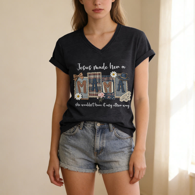 Christianartworkshop T-shirt casual con scollo a V e grafica "Jesus Made Her A Mama" - image 15
