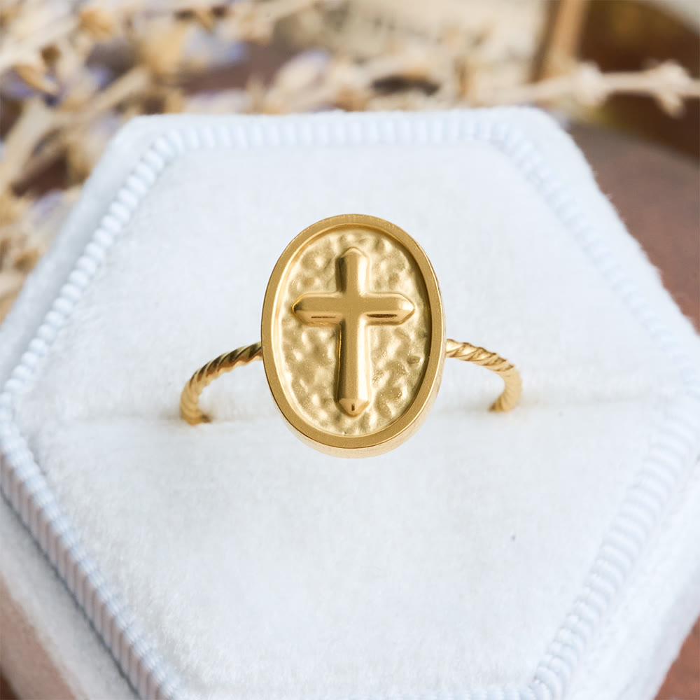 Christianartworkshop Anello con croce ovale martellata e fascia intrecciata: simbolo rustico di devota benedizione - Attraverso - image 0