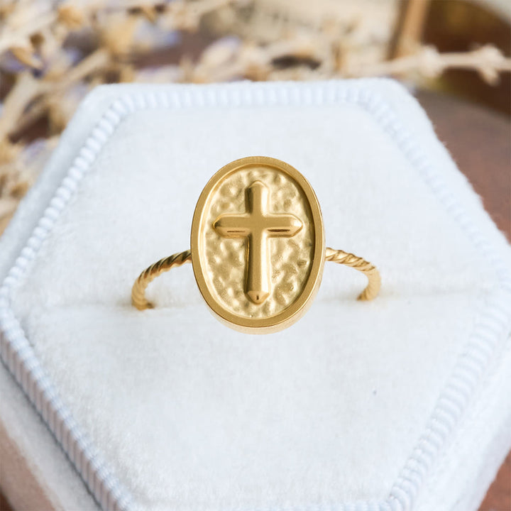 Christianartworkshop Anello con croce ovale martellata e fascia intrecciata: simbolo rustico di devota benedizione - Attraverso - image 0