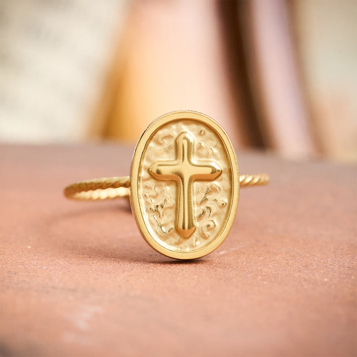 Christianartworkshop Anello con croce ovale martellata e fascia intrecciata: simbolo rustico di devota benedizione - image 1