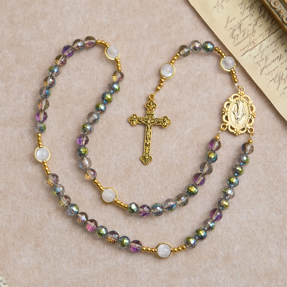 Christianartworkshop Rosario con perle sfaccettate iridescenti arcobaleno e ciondolo dorato della Madonna. - image 2