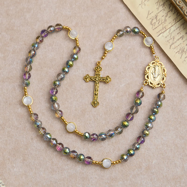 Christianartworkshop Rosario con perle sfaccettate iridescenti arcobaleno e ciondolo dorato della Madonna. - image 2